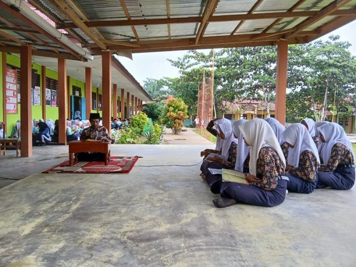 Kajian Kitab Kuning Amtsilati di MTsN 4 Bungo Banjir Dukungan Wali Murid Kajian Kitab Kuning Amtsilati di MTsN 4 Bungo Banjir Dukungan Wali Murid