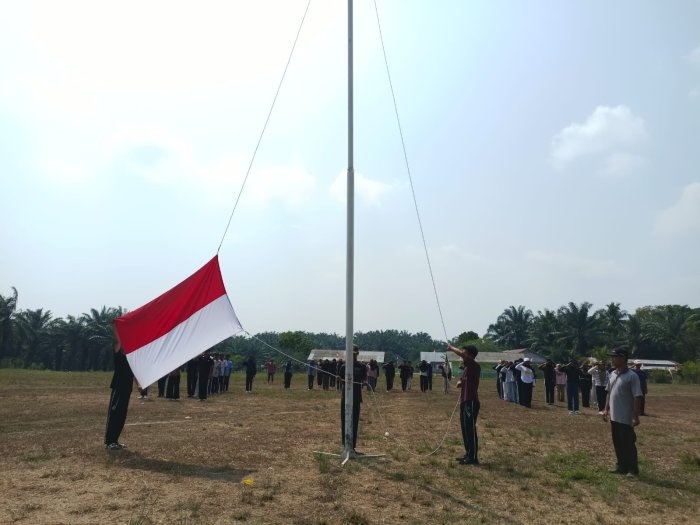 H-2 Jelang HUT RI ke-81: Pasukan Pengibar Bendera MTsN 4 Bungo Gelar Gladi Kotor di Lapangan Daya Murni