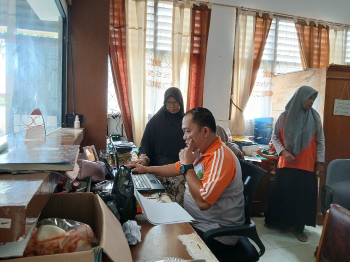 Jelang Cuti Bersama Idulfitri, Staf TU MTsN 4 Bungo Tunjukkan Dedikasi Tanpa Henti dalam Pelayanan Administrasi Jelang Cuti Bersama Idulfitri, Staf TU MTsN 4 Bungo Tunjukkan Dedikasi Tanpa Henti dalam Pelayanan Administrasi