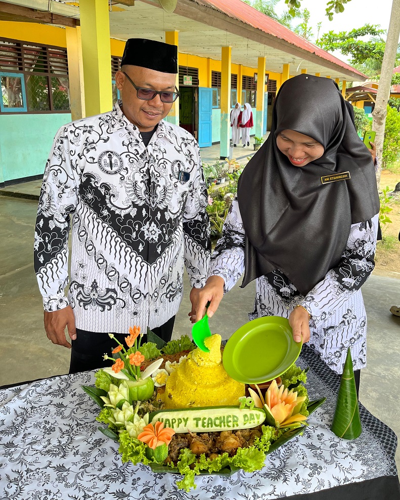 POTONG TUMPENG HGN TAHUN 2024, TRADISI UNGKAPAN RASA SYUKUR MAJELIS GURU MTS N 4 BUNGO POTONG TUMPENG HGN TAHUN 2024, TRADISI UNGKAPAN RASA SYUKUR MAJELIS GURU MTS N 4 BUNGO
