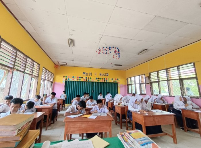 Siswa Kelas 9A MTsN 4 Bungo Pelajari Kata Baku dan Tidak Baku dalam Pelajaran Bahasa Indonesia
