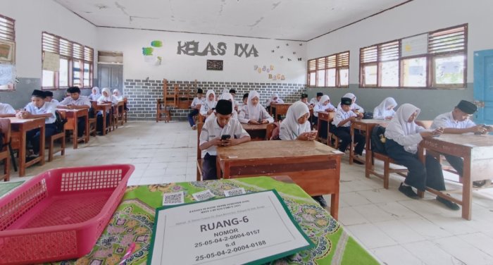 Sesi ke-2 Ujian Akidah Akhlak Berbasis Android MTsN 4 Bungo di Ruang 6 Terlaksana dengan Baik Sesi ke-2 Ujian Akidah Akhlak Berbasis Android MTsN 4 Bungo di Ruang 6 Terlaksana dengan Baik