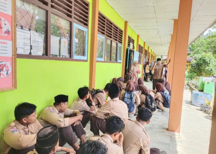 Panitia SAT MTsN 4 Bungo Dibantu Wali Kelas Bagikan Kartu Ujian Panitia SAT MTsN 4 Bungo Dibantu Wali Kelas Bagikan Kartu Ujian