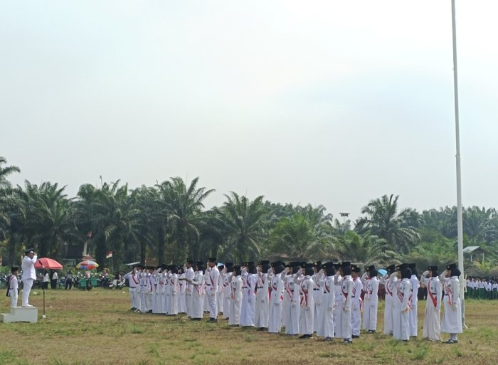 HUT Ke-81 RI, Pasukan Paskibraka MTsN 4 Bungo Jadi Pusat Perhatian Masyarakat Dusun Daya Murni