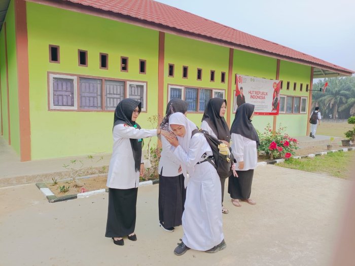 Tumbuhkan Karakter dan Kasih Sayang, Majelis Guru MTsN 4 Bungo Rutin Sambut Siswa di Gerbang Sekolah dengan Budaya 3S