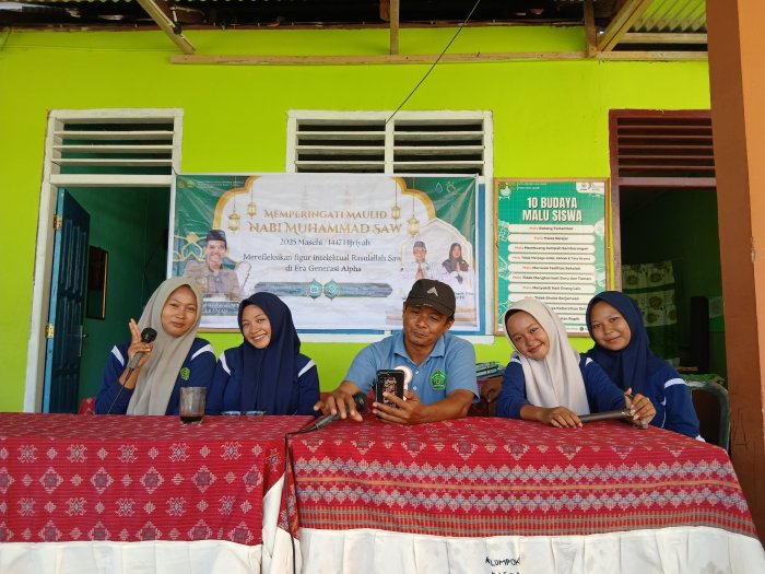 Syahdu dan Penuh Cinta, Guru MTsN 4 Bungo Ajak Siswa Hilangkan Lelah Dengan Sholawat Bersama