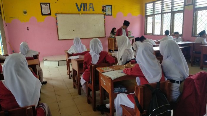 Siswa Kelas 9A MTsN 4 Bungo Antusias Bedah Soal Volume Luas Balok
