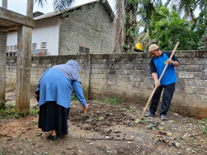 Tak Kalah Semangat dengan Siswa, Para Guru MTsN 4 Bungo Ikut Serta dalam Gotong Royong di Pagi yang Cerah ini Tak Kalah Semangat dengan Siswa, Para Guru MTsN 4 Bungo Ikut Serta dalam Gotong Royong di Pagi yang Cerah ini