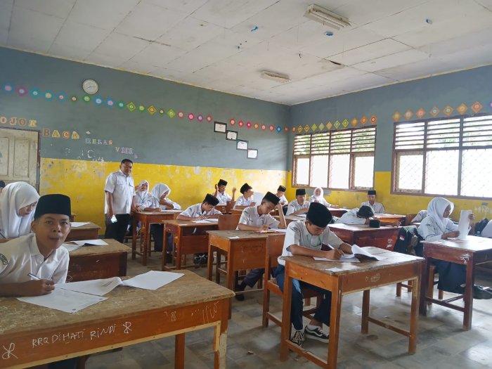 Kondusif dan Penuh Disiplin, Hari Kedua Ujian Madrasah MTsN 4 Bungo Berlangsung Lancar Kondusif dan Penuh Disiplin, Hari Kedua Ujian Madrasah MTsN 4 Bungo Berlangsung Lancar