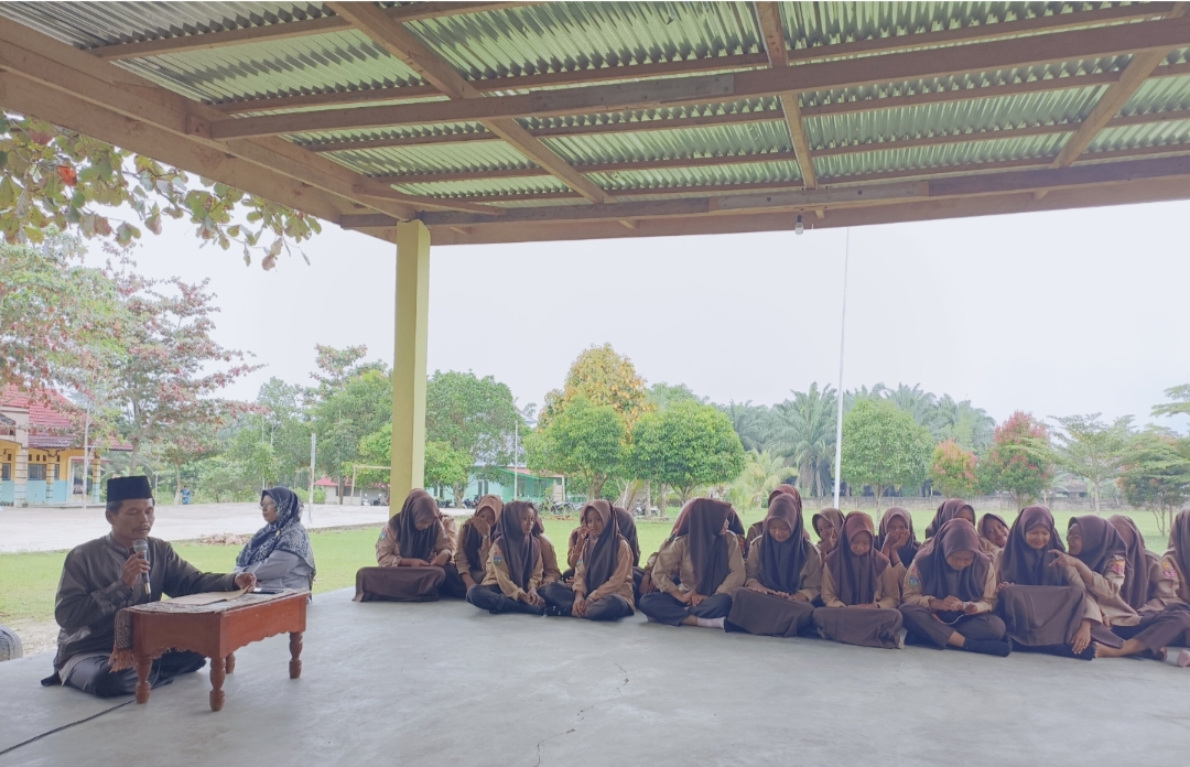 MINGGU PERTAMA DI BULAN RAMADHAN SISWA-SISWI MTSN 4 BUNGO RUTINITAS LAKSANAKAN QIROATUL KUTUB MENGAJI KITAB KUNING MINGGU PERTAMA DI BULAN RAMADHAN SISWA-SISWI MTSN 4 BUNGO RUTINITAS LAKSANAKAN QIROATUL KUTUB MENGAJI KITAB KUNING