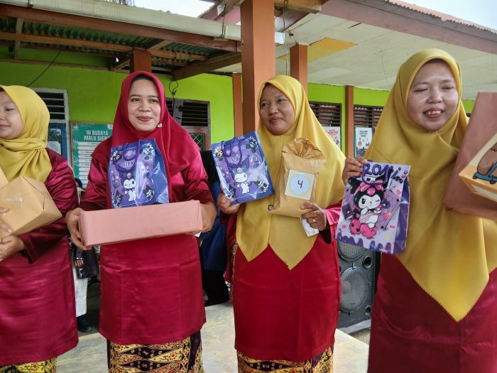 Kejutan Hari Guru Nasional: Pegawai MTsN 4 Bungo Terima Kado Berdasarkan Undian
