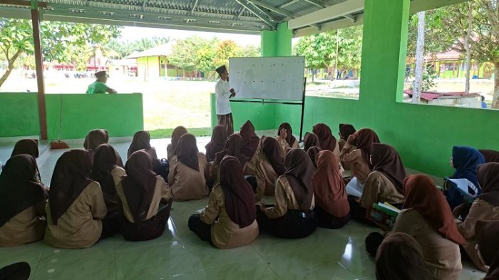 Pasca Libur Lebaran, Siswa MTsN 4 Bungo Kembali ke Madrasah dengan Semangat Belajar Pegon Melayu Jambi