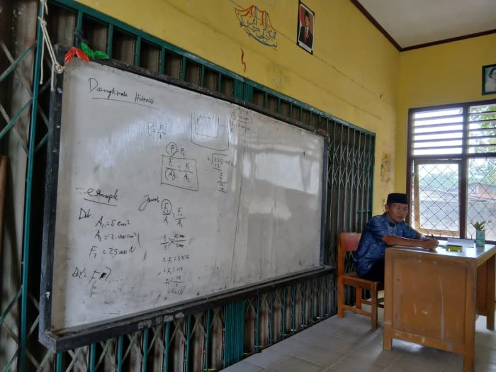 Dongkrak Hidrolik Jadi Materi Menarik dalam Kelas IPA 9B Dongkrak Hidrolik Jadi Materi Menarik dalam Kelas IPA 9B