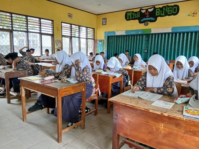 Mantapkan Persiapan Ujian, Kelas 9B MTsN 4 Bungo Kupas Tuntas Soal IPS