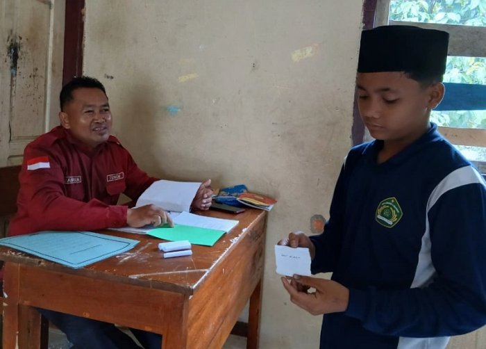 Ujian Praktik Mulok MTsN 4 Bungo: Kombinasi Menulis Surah Al-Ikhlas dan Hafalan juz 30 Ujian Praktik Mulok MTsN 4 Bungo: Kombinasi Menulis Surah Al-Ikhlas dan Hafalan juz 30