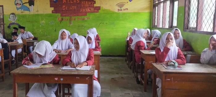 Siswa Kelas VIII.A MTsN 4 Bungo Tunjukkan Ketekunan Belajar di Tengah Suasana Ramadan Siswa Kelas VIII.A MTsN 4 Bungo Tunjukkan Ketekunan Belajar di Tengah Suasana Ramadan