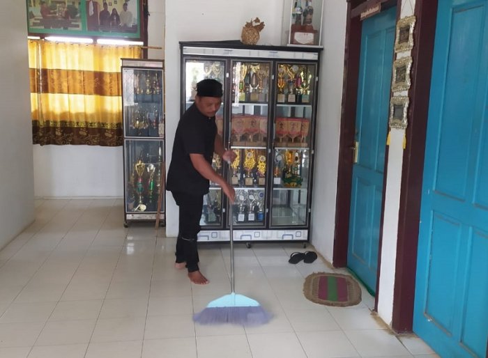 Lebih dari Dua Dekade Mengabdi: Kisah Ikhlas Suwasno, Pramusaji Honorer Setia MTsN 4 Bungo Lebih dari Dua Dekade Mengabdi: Kisah Ikhlas Suwasno, Pramusaji Honorer Setia MTsN 4 Bungo