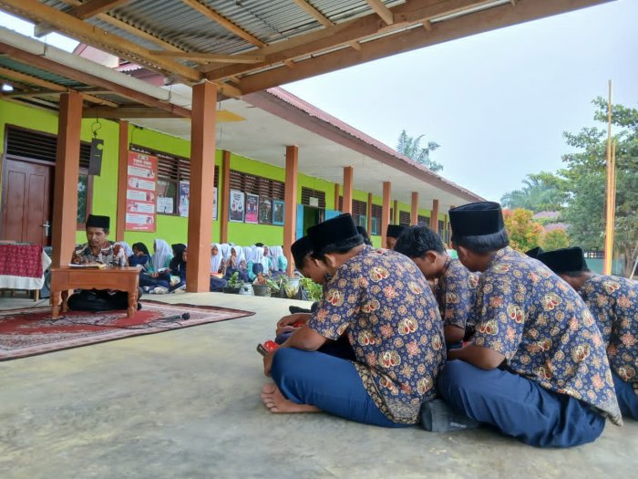 Menumbuhkan Semangat Religius Melalui Pengajian Pagi Bersama Kelas IX B Menumbuhkan Semangat Religius Melalui Pengajian Pagi Bersama Kelas IX B