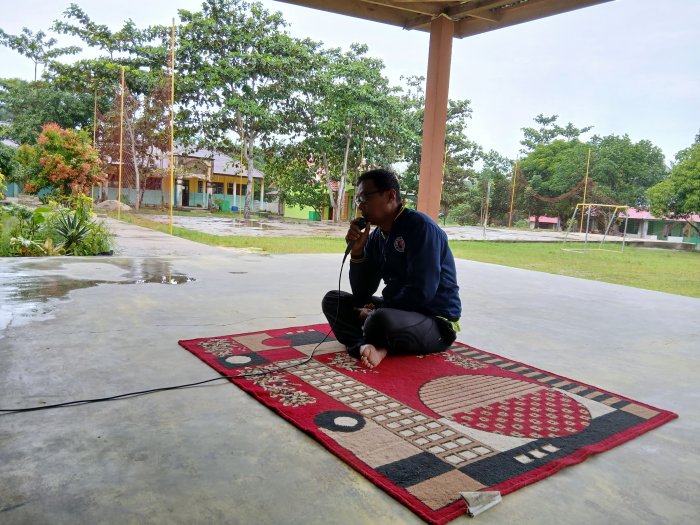 Hujan Tak Surutkan Semangat Ibadah di MTsN 4 Bungo Hujan Tak Surutkan Semangat Ibadah di MTsN 4 Bungo