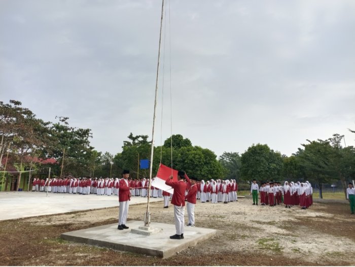 Kompak dan Penuh Tanggung Jawab, Kelas 9C MTsN 4 Bungo Raih Pujian dalam Upacara Bendera