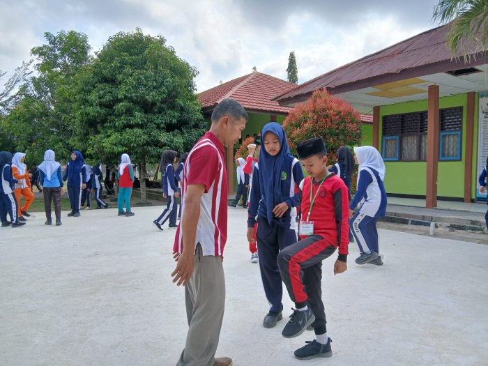 Belajar Tanggung Jawab : Kala Kegagalan Baris-Berbaris Siswa Baru MTsN 4 Bungo Jadi Beban Senior