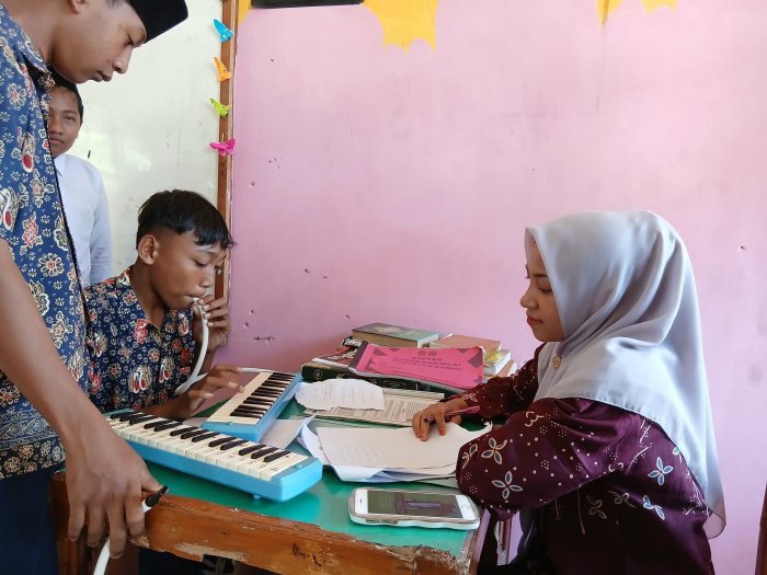 Siswa MTsN 4 Bungo Kelas 9a Praktik Pianika, Asah Bakat Seni Musik Siswa MTsN 4 Bungo Kelas 9a Praktik Pianika, Asah Bakat Seni Musik