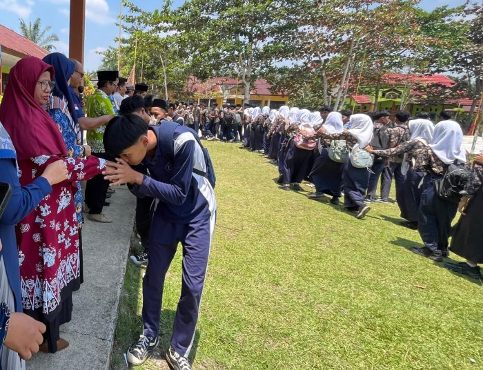 Suasana Haru dan Kebersamaan Warnai Momen Saling Memaafkan Guru dan Siswa MTsN 4 Bungo Menjelang Libur  Idul Fitri