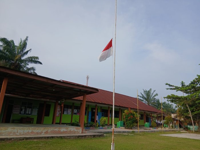 Hormati Wapres Ke-6 RI Try Sutrisno, MTsN 4 Bungo Laksanakan Pengibaran Bendera Setengah Tiang Hormati Wapres Ke-6 RI Try Sutrisno, MTsN 4 Bungo Laksanakan Pengibaran Bendera Setengah Tiang