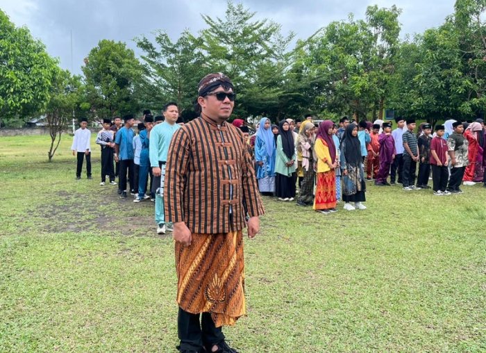 Waka Humas MTsN 4 Bungo Pimpin Upacara Hari Guru Nasional Waka Humas MTsN 4 Bungo Pimpin Upacara Hari Guru Nasional