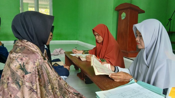 Uji Kualitas Hafalan, Siswi MTsN 4 Bungo Ikuti Setoran Hafalan Al-Quran Bersama Guru Pembina