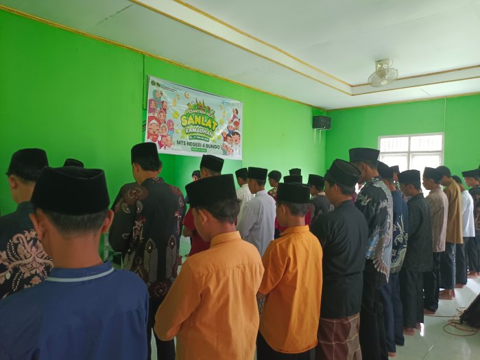 Menguatkan Iman dan Disiplin Ibadah, MTsN 4 Bungo Istiqamah Laksanakan Sholat Zuhur Berjamaah Menguatkan Iman dan Disiplin Ibadah, MTsN 4 Bungo Istiqamah Laksanakan Sholat Zuhur Berjamaah