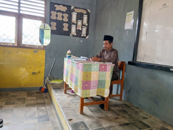 Strategi Cerdas Bahasa Arab: Guru MTsN 4 Bungo Berikan Metode Mudah kepada Peserta Didik