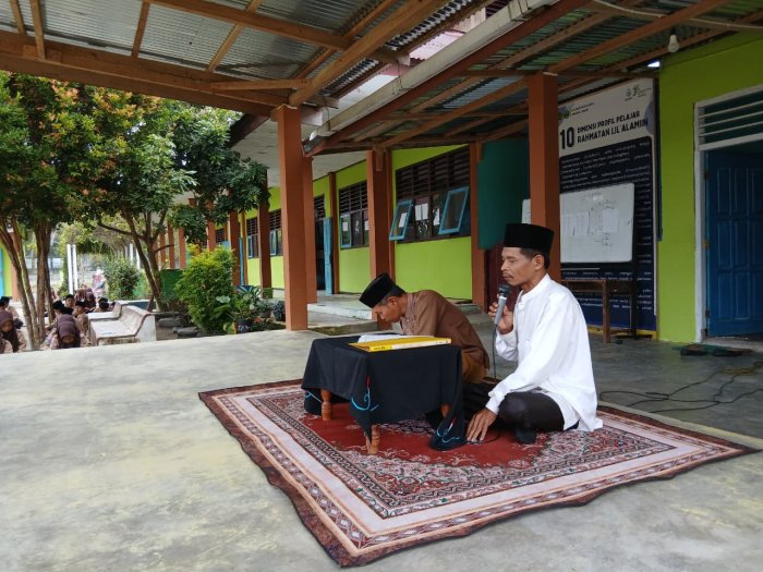 Meniti Cahaya Ilmu di Jumat Pagi, MTsN 4 Bungo Awali Minggu ke-5 dengan Pengajian Qiroatul Kutub