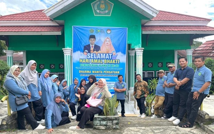 Abadikan Momen Kebersamaan, Keluarga Besar MTsN 4 Bungo Tampil Kompak di Halaman Kemenag Bungo Abadikan Momen Kebersamaan, Keluarga Besar MTsN 4 Bungo Tampil Kompak di Halaman Kemenag Bungo