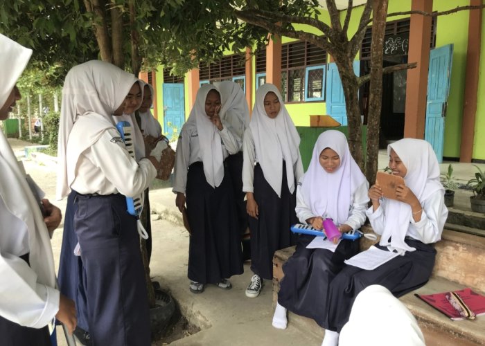 Siswa MTsN 4 Bungo Persiapkan Latihan Musik di Depan Kelas