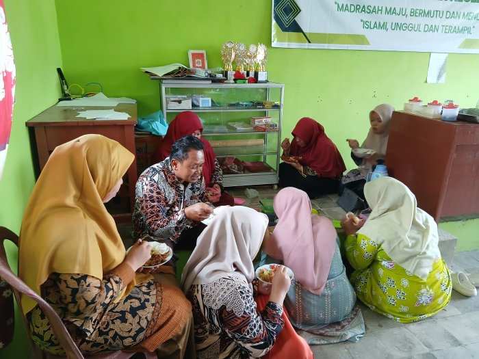 Indahnya Kebersamaan Guru MTsN 4 Bungo, Makan Siang Bersama Usai Sholat Zuhur Berjamaah Indahnya Kebersamaan Guru MTsN 4 Bungo, Makan Siang Bersama Usai Sholat Zuhur Berjamaah