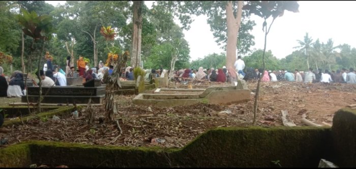 Tradisi Lebaran Hari Kedua: Warga Talang Pantai Padati TPU untuk Ziarah Kubur Tradisi Lebaran Hari Kedua: Warga Talang Pantai Padati TPU untuk Ziarah Kubur