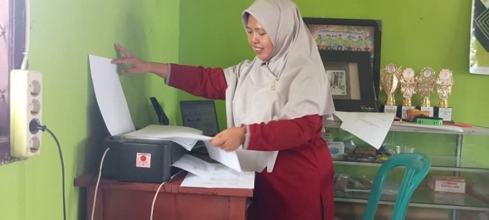 Demi Kelengkapan Rapor Perdana, Ibu Nirmaya Percepat Finalisasi dan Pencetakan Identitas Profil Siswa Kelas VII A