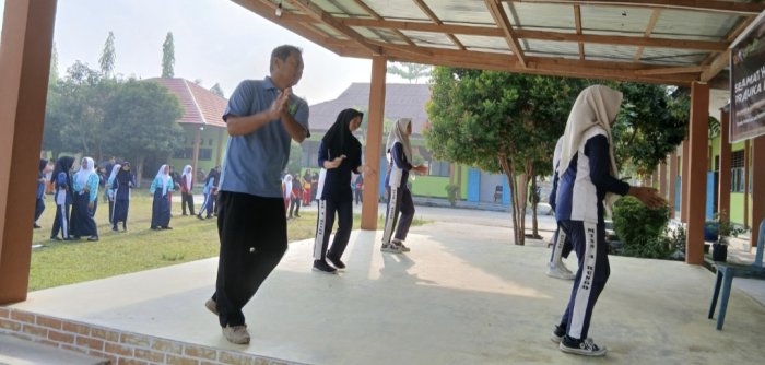 Kegiatan Bugar Ceria Warnai Kamis Asik di MTsN 4 Bungo Kegiatan Bugar Ceria Warnai Kamis Asik di MTsN 4 Bungo