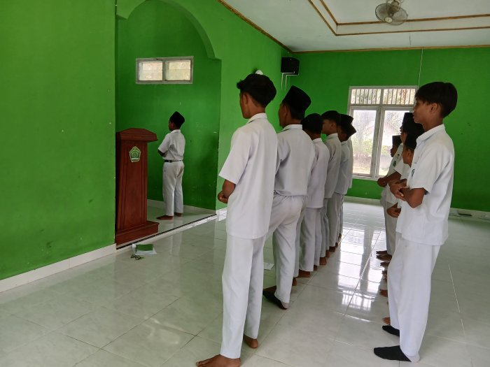 Indahnya Kebersamaan : Siswa kelas VIII D MTsN 4 Bungo Siapkan Diri untuk Lomba Sholat Subuh Berjamaah