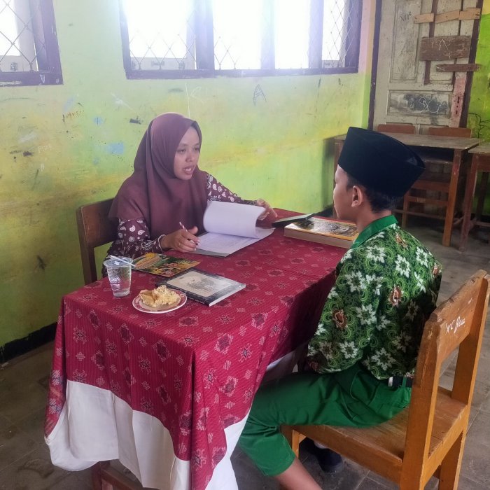 Observasi PMBM MTsN 4 Bungo: Ibu Delvia, S.Pd. Bedah Potensi Akademik dan Logika Calon Siswa Baru