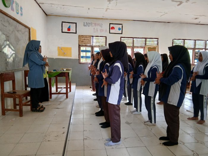 Bersama Ibu Nirmaya Dewi dan Ibu Suyatmi, Siswa MTsN 4 Bungo Tekuni Seni Tari