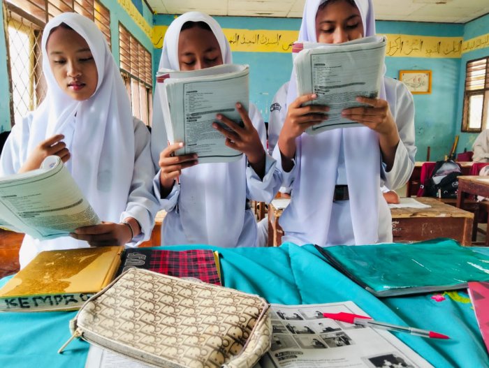 Tingkatkan Literasi Bahasa Inggris, Kelas IX C MTsN 4 Bungo Pelajari Teks Recount