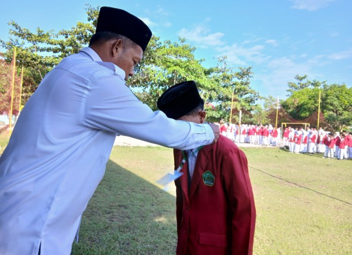 MTsN 4 Bungo Resmi Mulai Ujian Semester Ganjil 2025/2026 dengan Penyerahan Kartu Tanda Pengenal