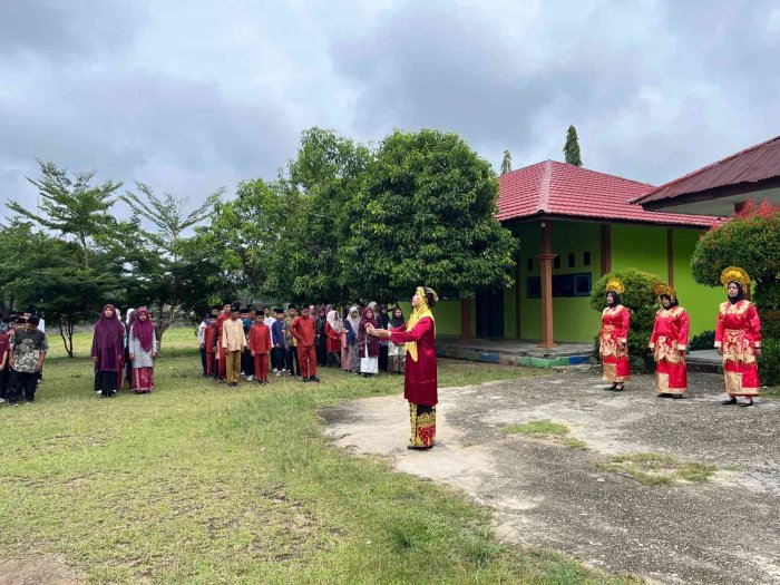 Ibu KAUR TU MTsN 4 Bungo Memimpin Paduan Suara pada Peringatan Hari Guru Nasional ke-80 Ibu KAUR TU MTsN 4 Bungo Memimpin Paduan Suara pada Peringatan Hari Guru Nasional ke-80