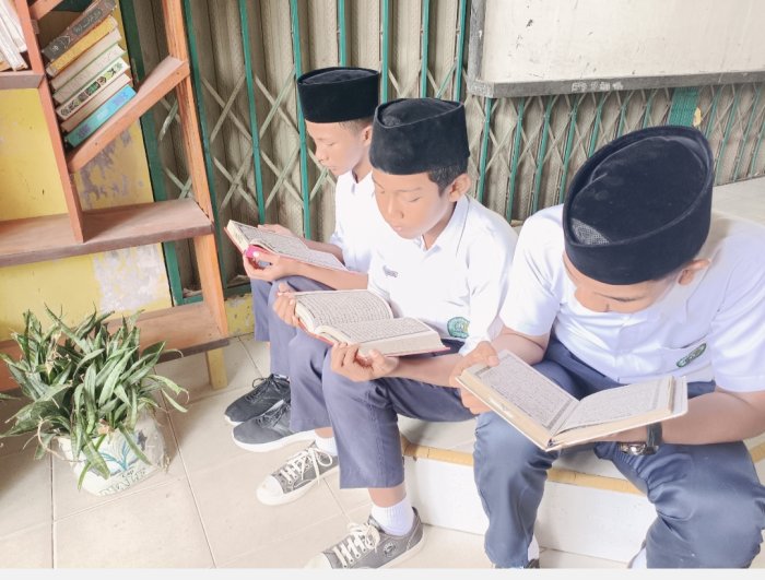 Siswa MTsN 4 Bungo Manfaatkan Waktu Istirahat dengan Membaca Al-Qur'an