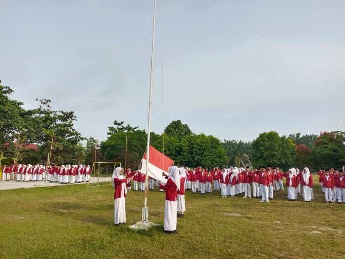 Tampil Memukau, Siswa Kelas IXB MTsN 4 Bungo Laksanakan Tugas Upacara dengan Langkah Tegap Tampil Memukau, Siswa Kelas IXB MTsN 4 Bungo Laksanakan Tugas Upacara dengan Langkah Tegap