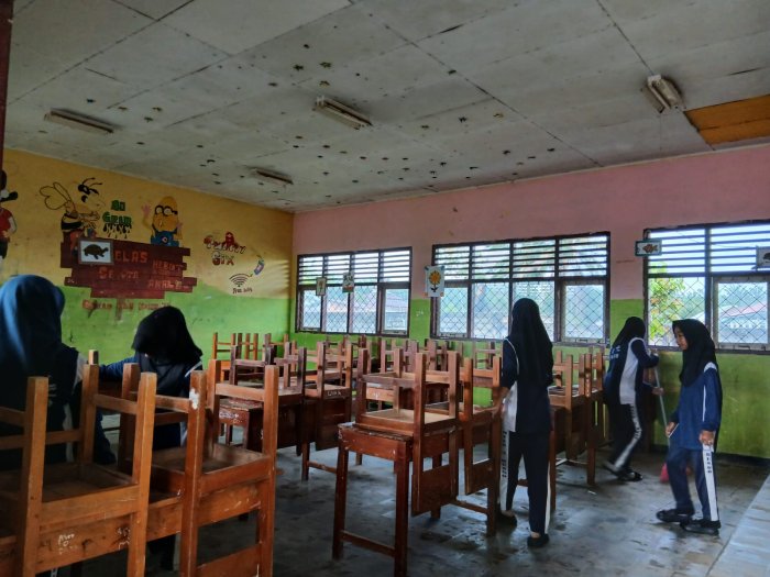 Sambut Pembagian Rapor, Siswa MTsN 4 Bungo Kompak Rapikan Kelas Jelang Libur Panjang Sambut Pembagian Rapor, Siswa MTsN 4 Bungo Kompak Rapikan Kelas Jelang Libur Panjang