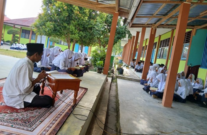 MTsN 4 Bungo Gelar Pembacaan Surah Pendek, Sholawat, dan Doa Bersama: Menyatukan Hati dalam Cahaya Al-Quran