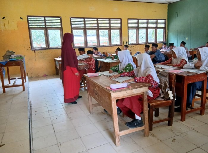 Siswa Kelas 7B MTsN 4 Bungo Bahas Soal Sumatif Tengah Semester Mapel IPS